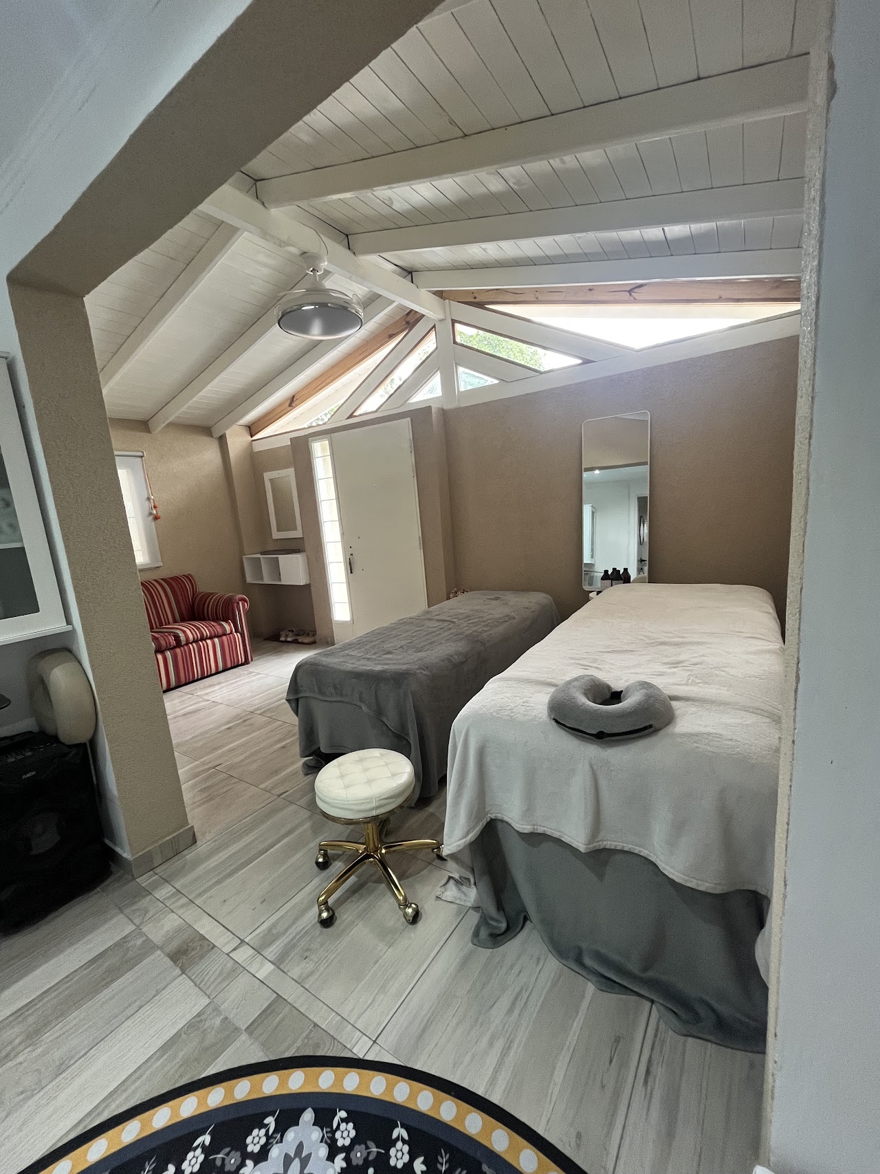 Sala de masaje terapéutico de Marian Masajes en Ituzaingó con camilla y aromaterapia